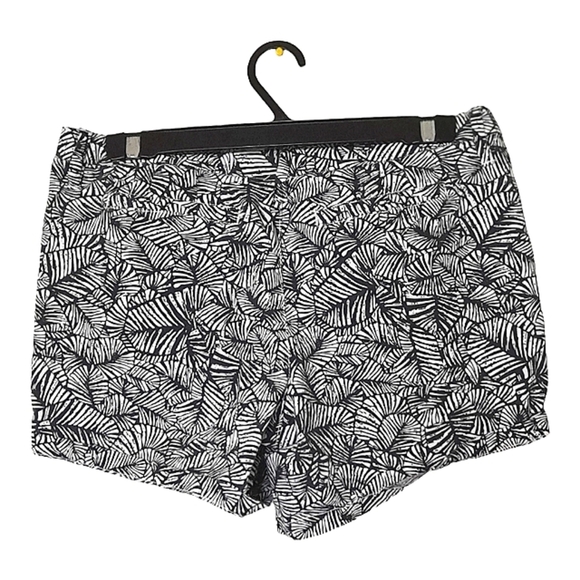DENVER HAYES WOMENS SIZE 6 GREY AND WHITE LEAFY PATTERNED SHORTS - Picture 5 of 9